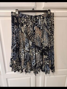 Women's Black & Cream Patterned Flowy Skirt